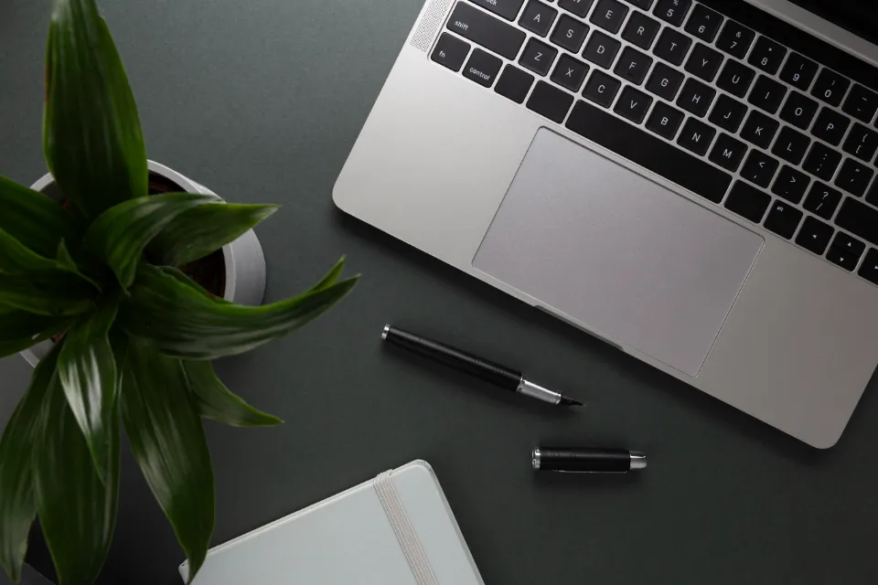 Bureau de travail avec ordinateur portable, carnet et café